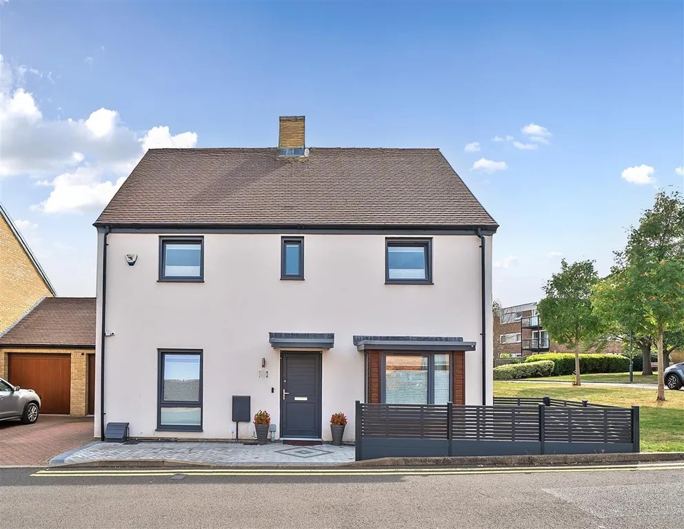 Contemporary detached house exterior